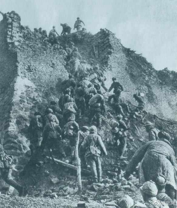 1948年12月，人民解放軍向新保安守敵發(fā)起攻擊。這是解放軍戰(zhàn)士登上新保安城頭。 